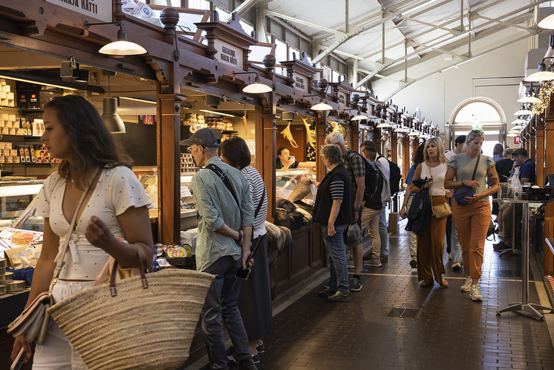 Ihmisiä vanhan kauppahallin käytävällä